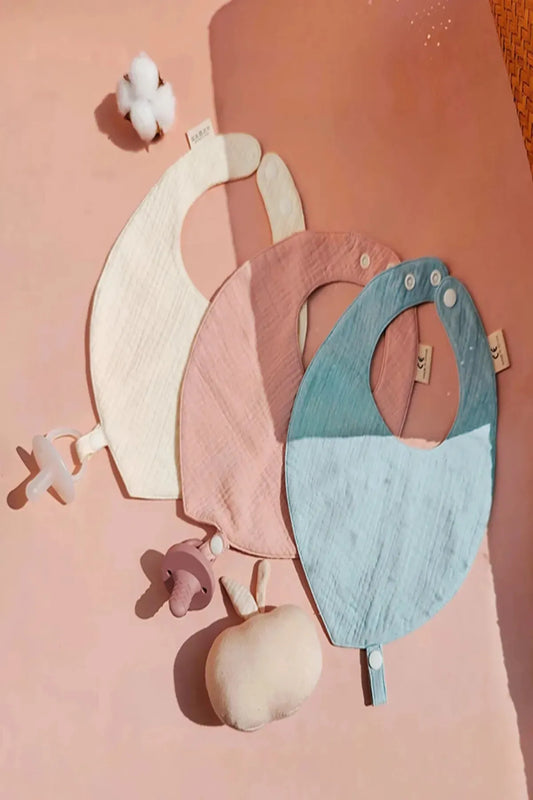 3’lü Çift Katlı Müslin Bebek Önlüğü & Emzik Klipsi Seti – %100 Pamuk, Yumuşak & Emici